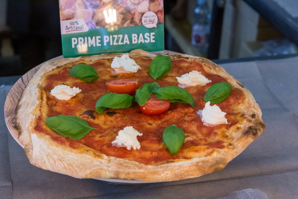 Prime Pizza base Mozarella Pizza mit frischem Basilikum und Tomaten ...