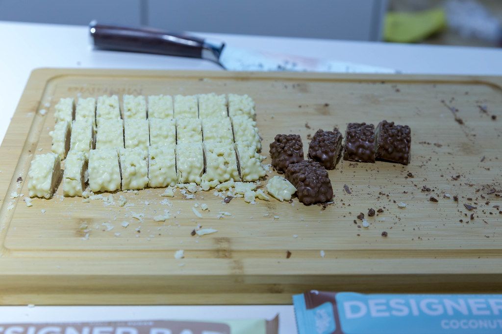 Probierteller mit Protein-Schokoriegel von Designer mit Kokosnussgeschmack auf der Fibo in Köln