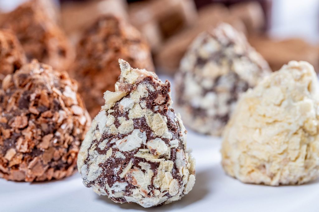 Pyramid candies assorted in white, milk and black chocolate (Flip 2019) (Flip 2019) Flip 2019