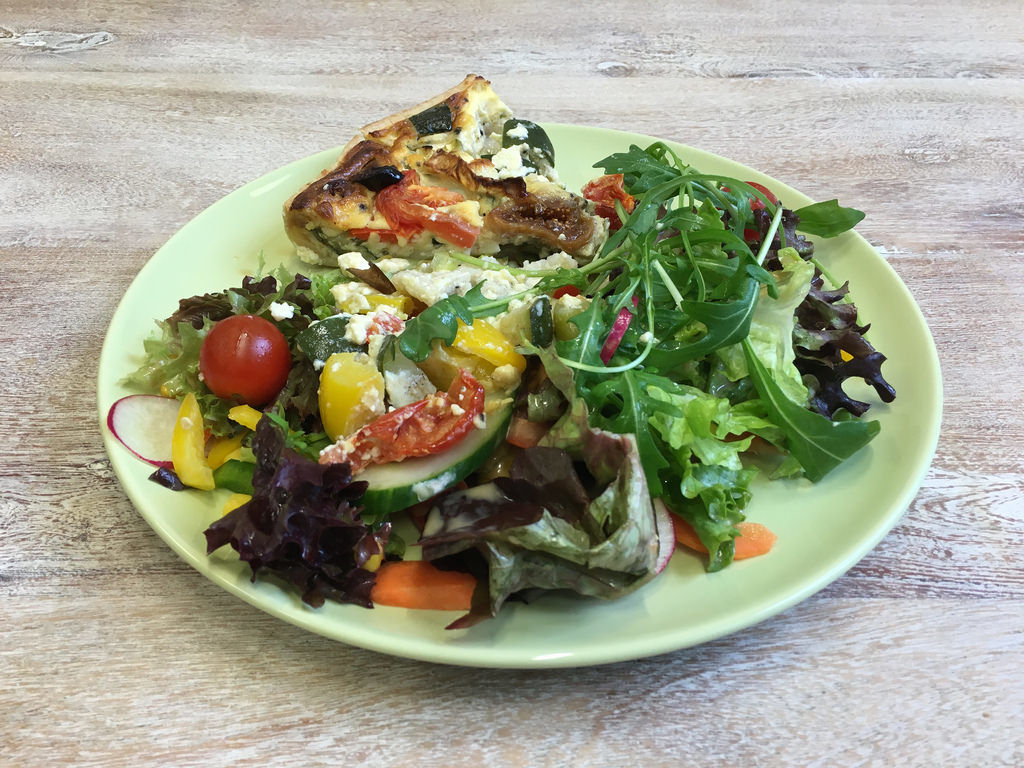 Salat mit Feta, gebackene Kartoffeln und Omelette - Creative Commons Bilder