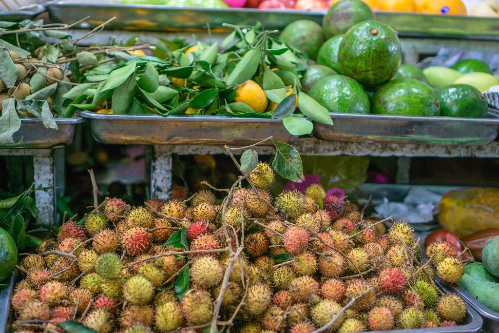 Drachenfrüchte und andere exotische Früchte auf dem Touristenmarkt in ...