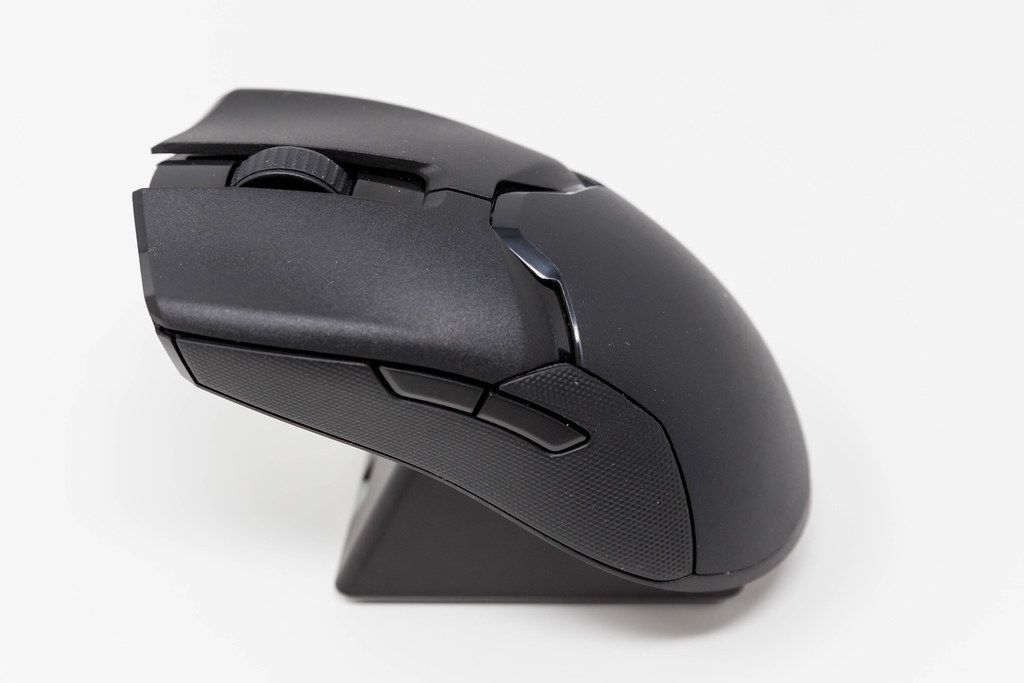 Razer Viper Ultimate Wireless Gaming Maus: schwarze kabellose Maus für Gamer vor weißem Hintergrund