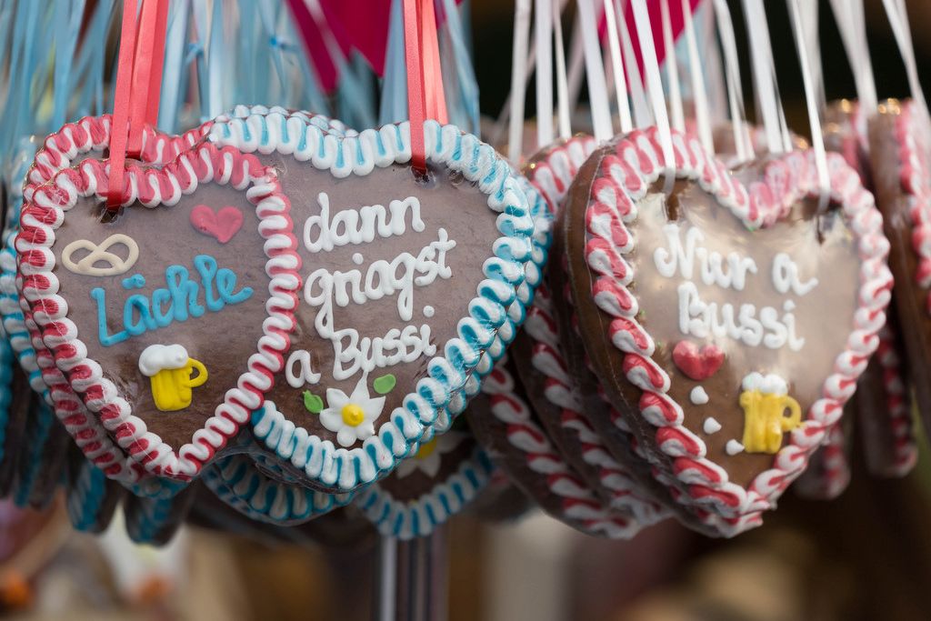 Red and blue gingerbread hearts - Oktoberfest 2017