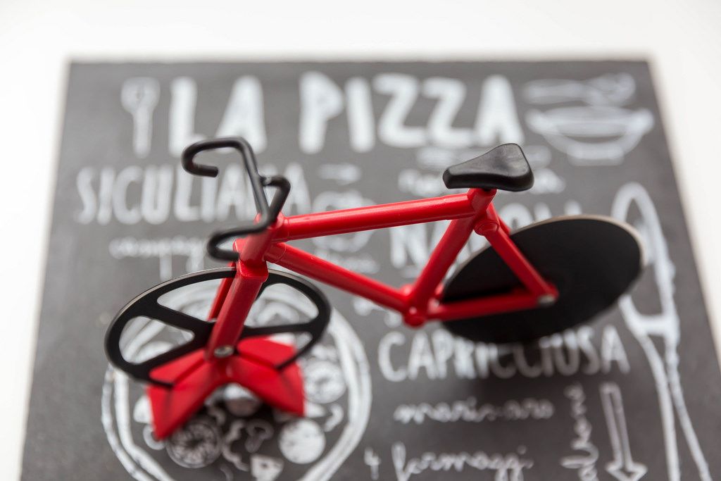 Rennrad-Pizzamesser auf Pizzaplatte