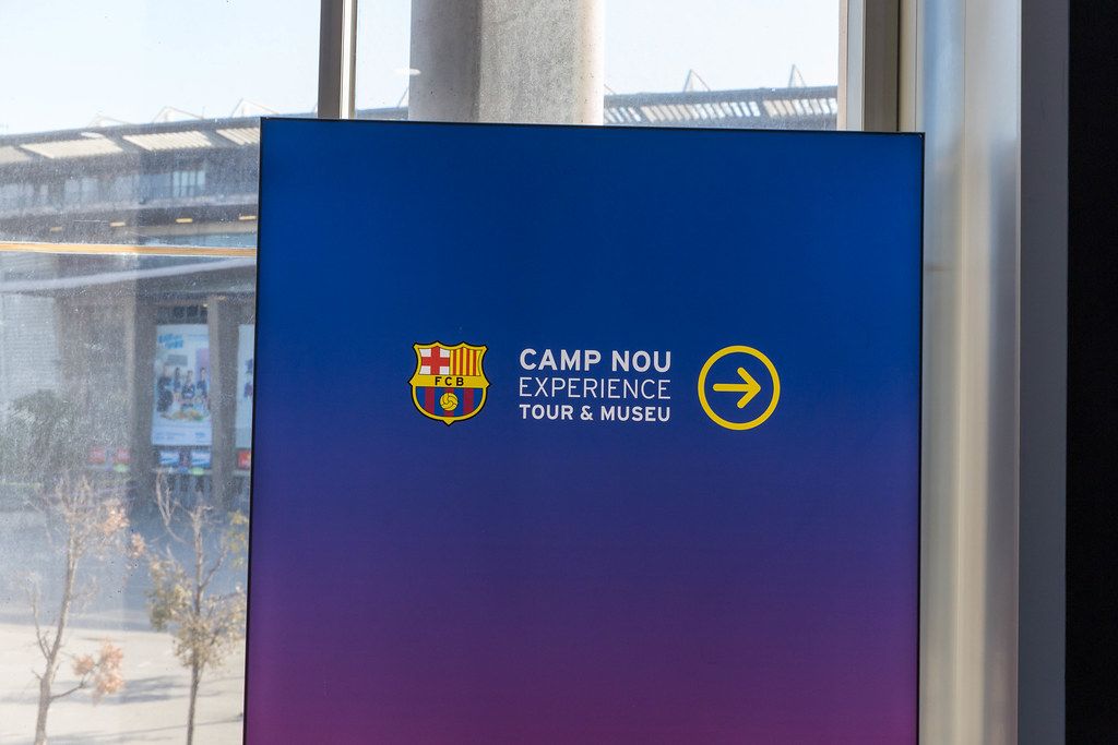 Richtungsweisendes Schild deutet auf die Erlebnistour und das Museum von Camp Nou hin, dem Heimatstadion des FC Barcelona in Spanien