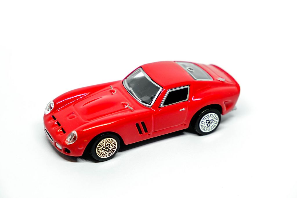 Rotes Spielzeugauto lokalisiert auf weißem Hintergrund