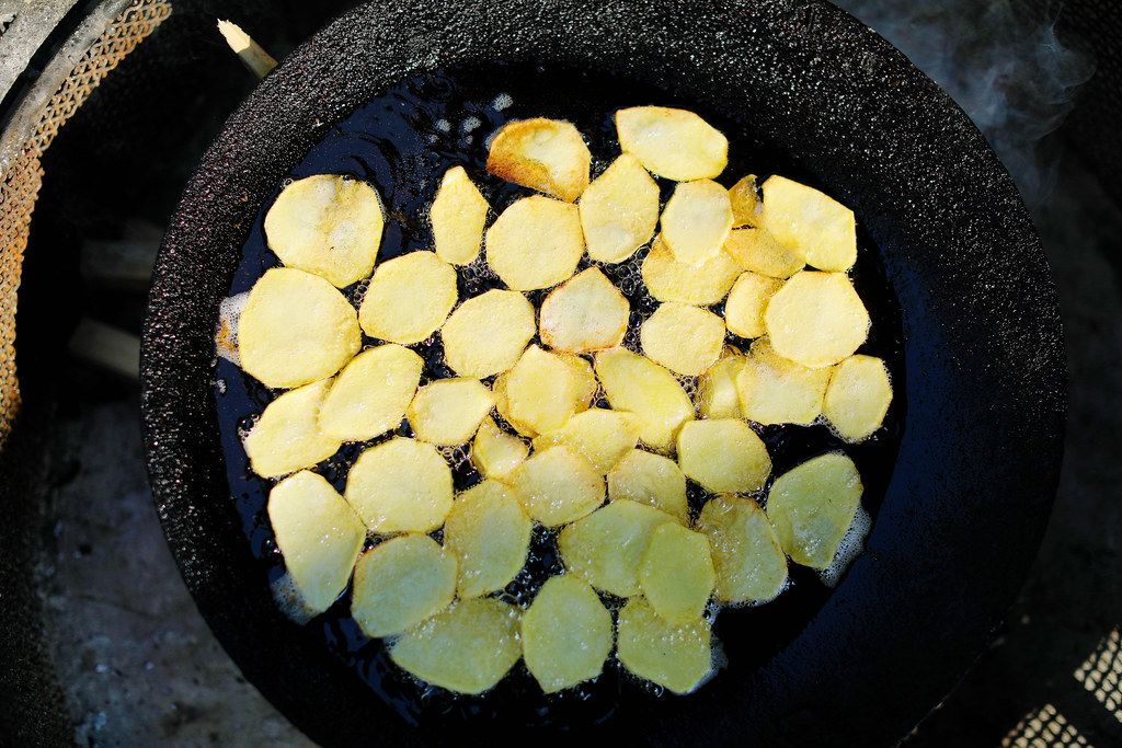 Round fried potatoes in cooking pan (Flip 2019)