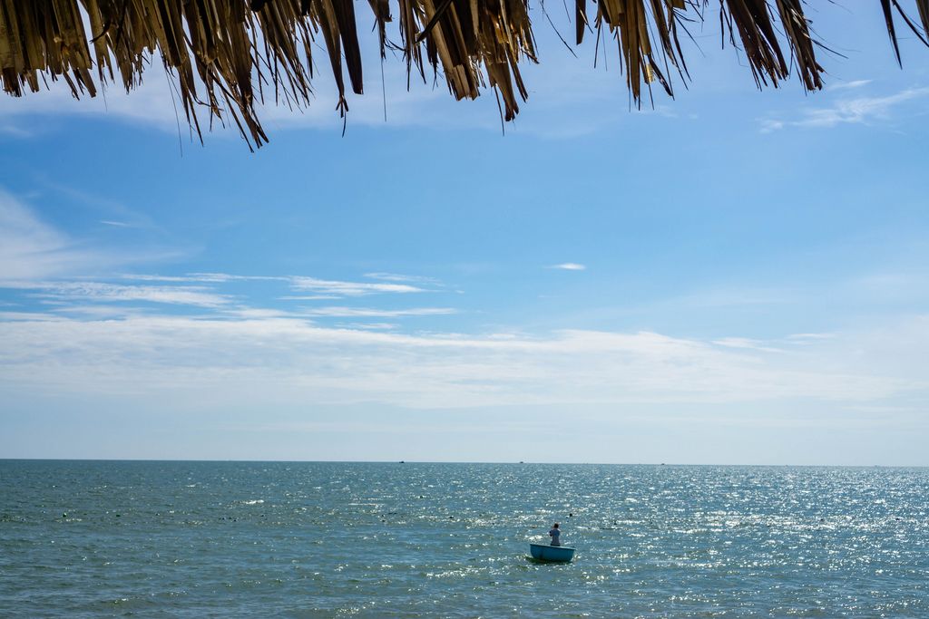 Rundes, traditionelles Fischerboot schwimmt im Meer vor der Küste von Mui Ne, Vietnam