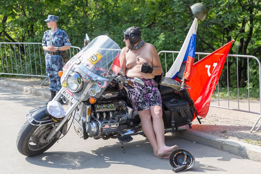Russischer Biker in Unterhose und Helm