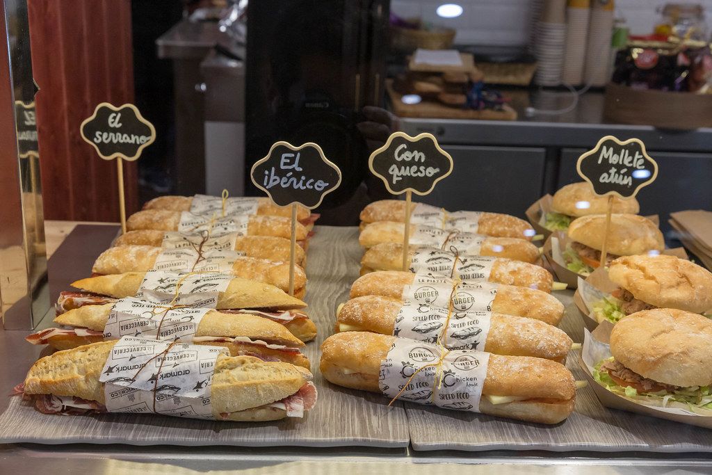 Rustikale Baguettes mit Iberico-Schinken, Serrano-Schinken und Käse & belegte Brötchen mit Thunfisch in einem spanischen Café am Camp Nou, Barcelona