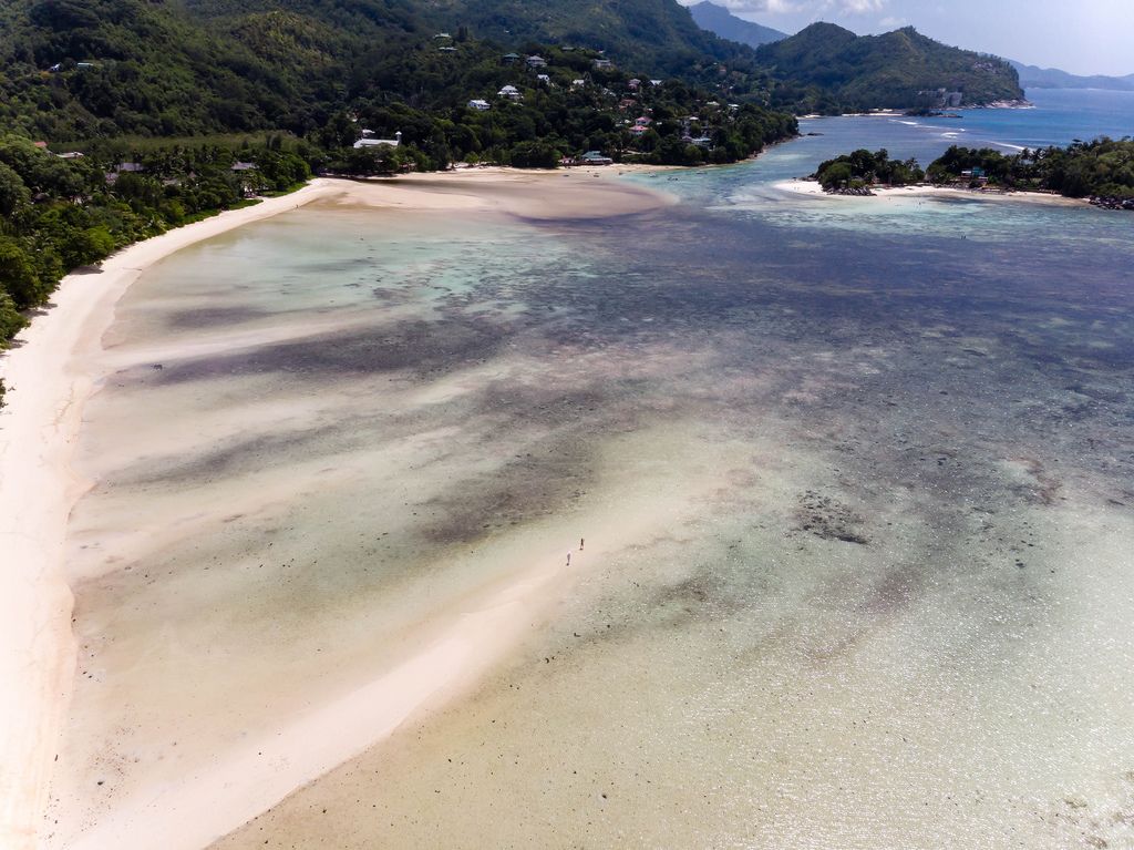 Sandbänke bei Ebbe am Strand von Mahé, Seychellen vor dem Indischen Ozean und der Insel L'Islette