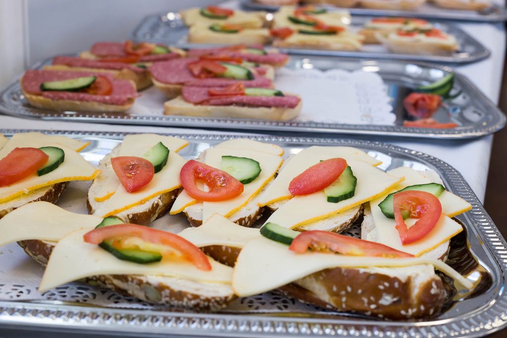 Sandwiches mit Salamiwurst, Gurke und Tomate - Creative Commons Bilder