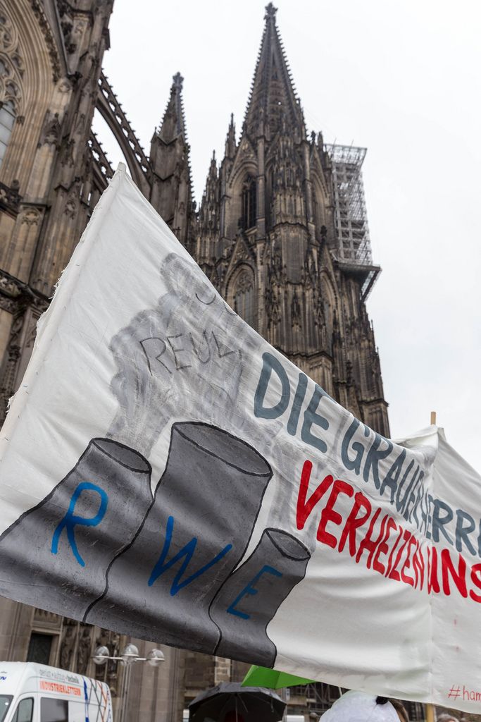 Schild gegen RWE auf Fridays For Future Köln