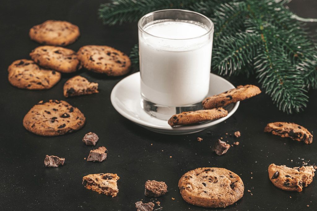 Schoko Cookies und ein Glas Milch zu Weihnachten - Creative Commons Bilder
