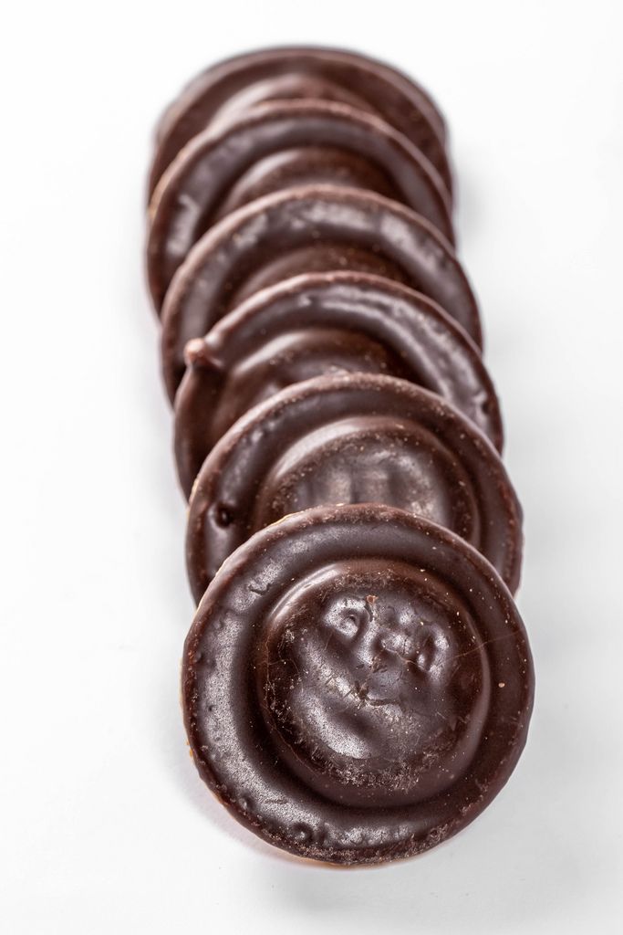 Schokoladenkekse auf weißem Hintergrund