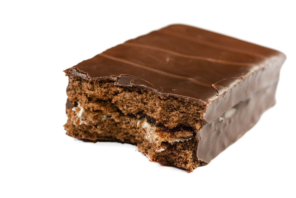 Schokoladenriegel mit Karamell-Füllung vor weißem Hintergrund