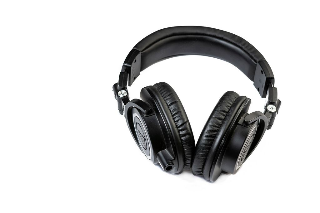 Schwarze Studio-Kopfhörer über weißem Hintergrund