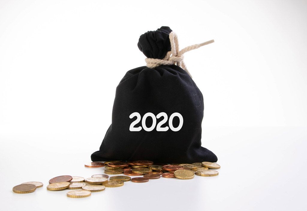 Schwarzer Geldsack mit Kleingeld und der Aufschrift 2020