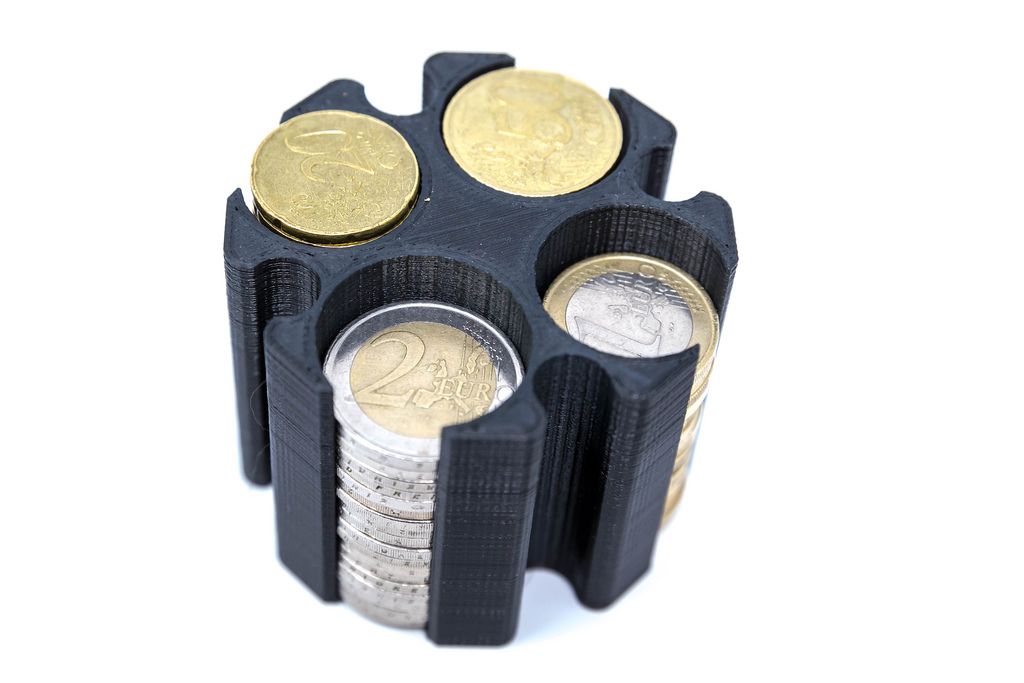 schwarzer Münzhalter aus dem 3D-Drucker für Euromünzen auf weißem Untergrund