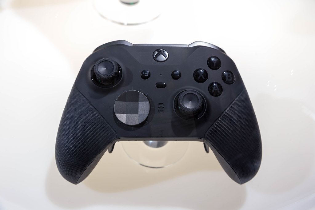 Schwarzer Xbox Elite Wireless Controller Series 2 von Microsoft