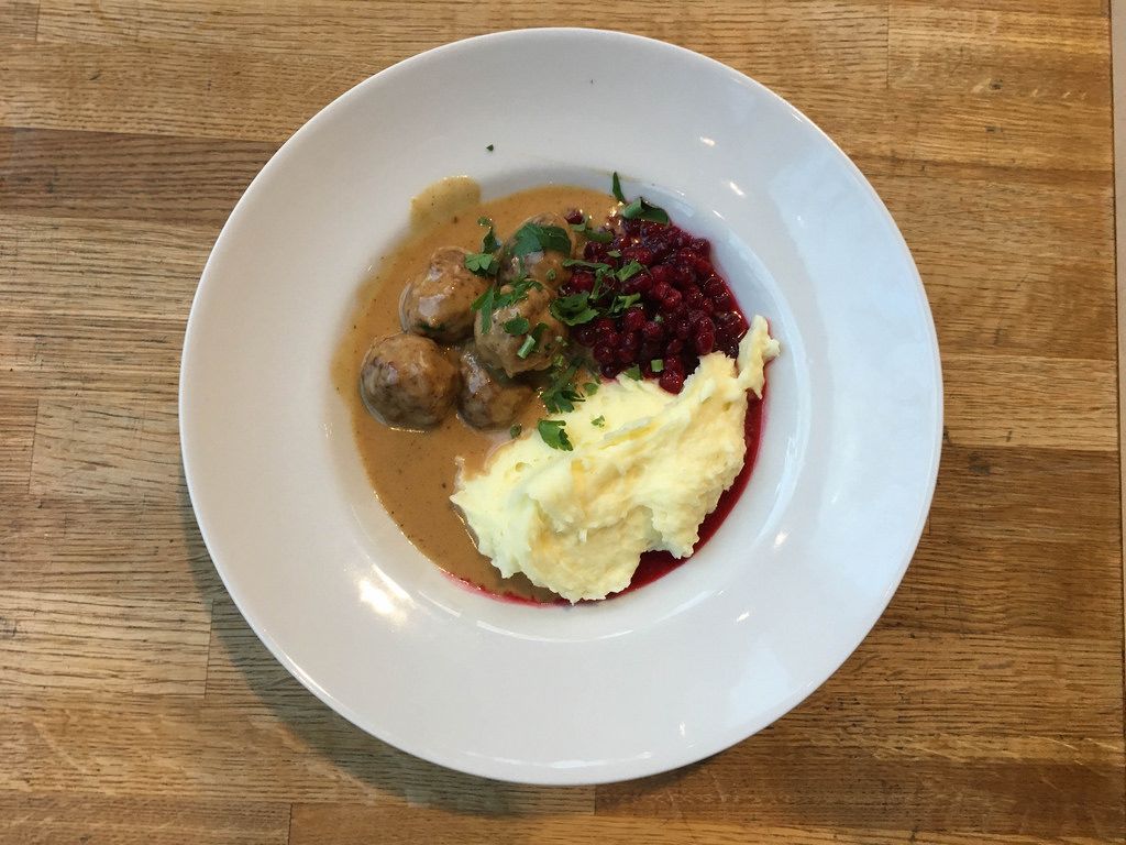 Köttbullar - Schwedische Fleischbällchen in einer Pfanne - vorgekocht ...