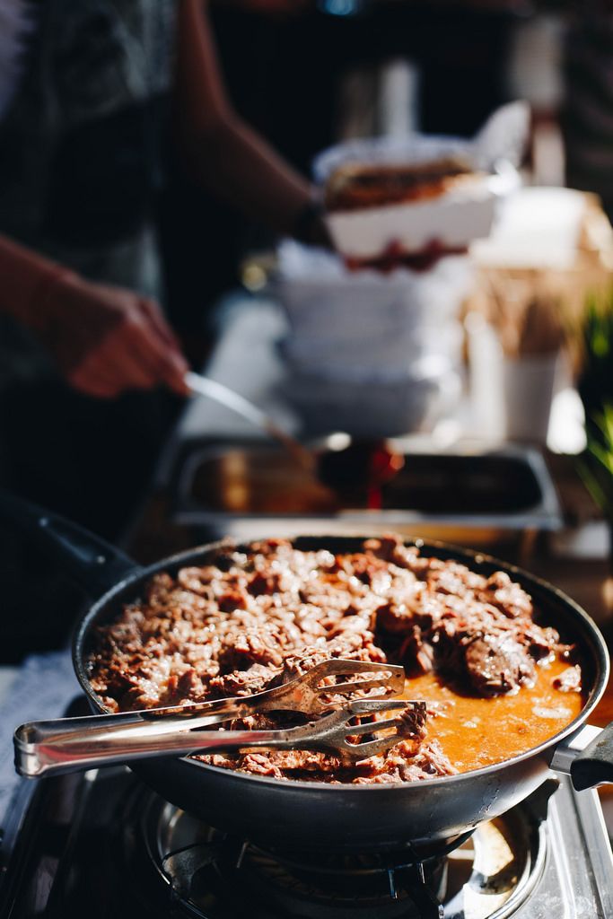 Seitenansicht von langsam gekochtem Rindfleisch auf einem Street Food Festival