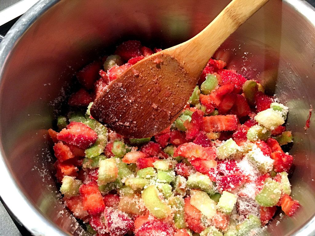 Selbstgemachte Marmelade: Gelierzucker, Erdbeeren und Rhabarber