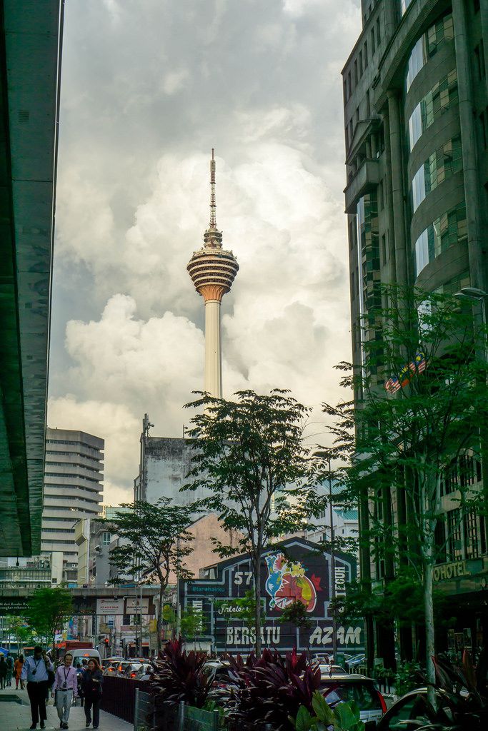 Sicht auf den KL Turm aus einer Straße in China-Town in Kuala Lumpur