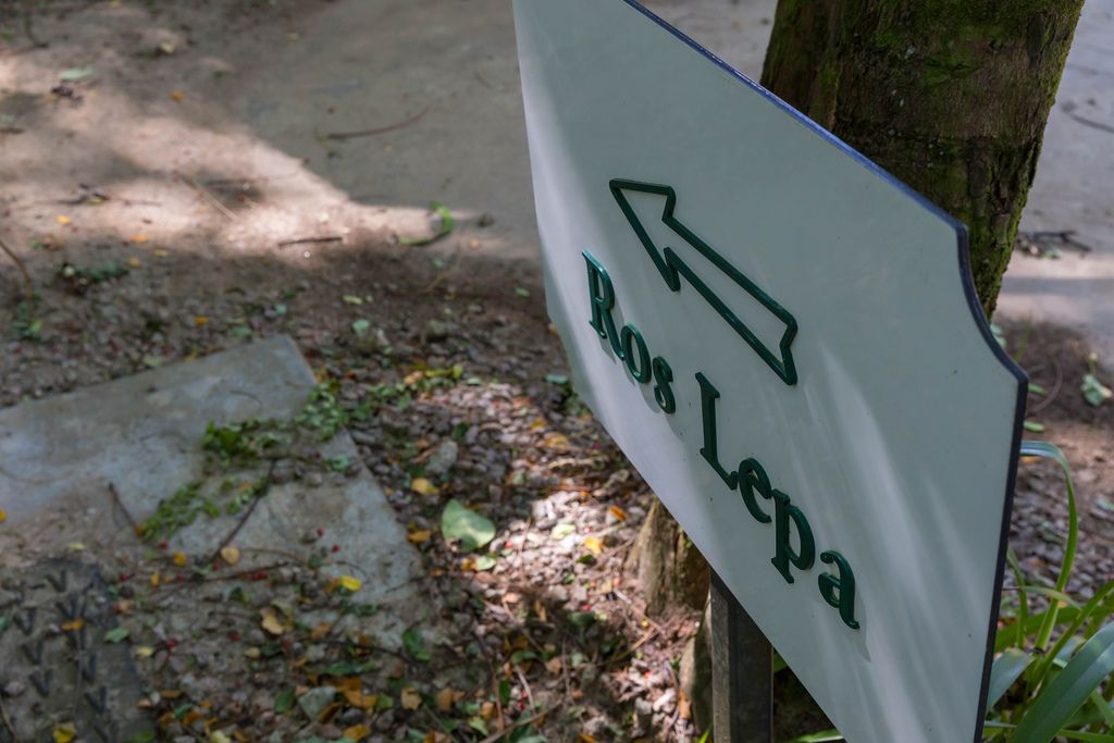 Sign indicates direction to Ros Lepa hiking trail in Mahé, Seychelles