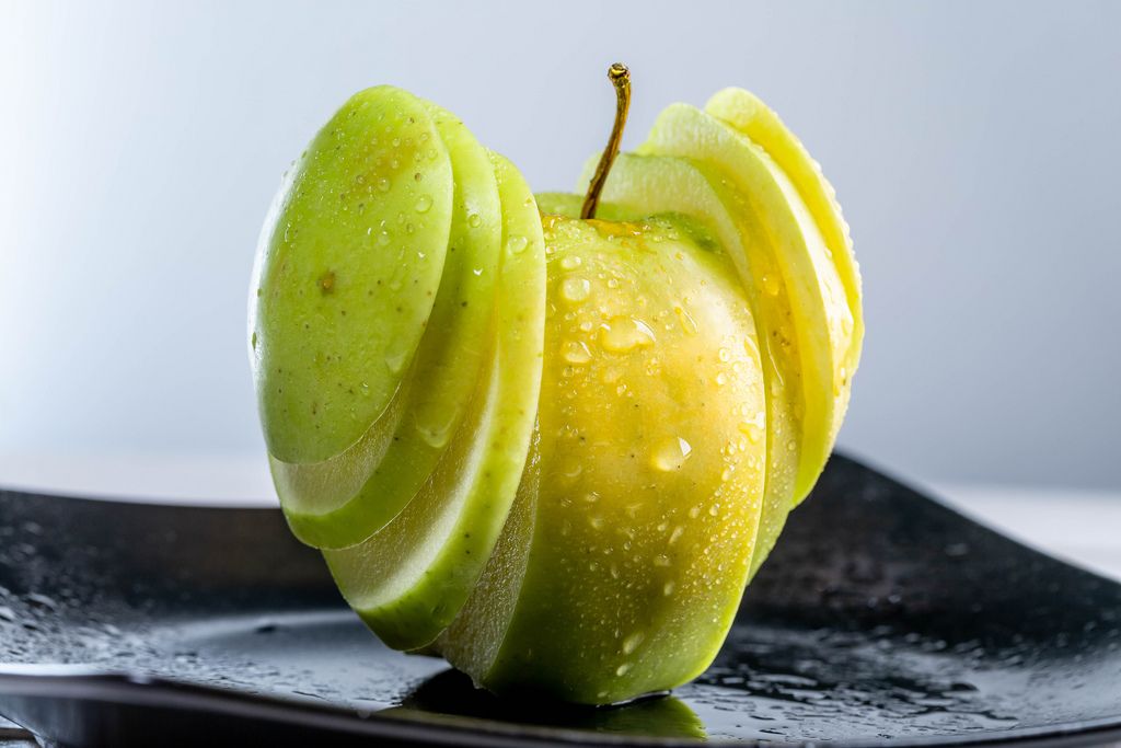 Sliced green Apple for serving with water droplets (Flip 2019)