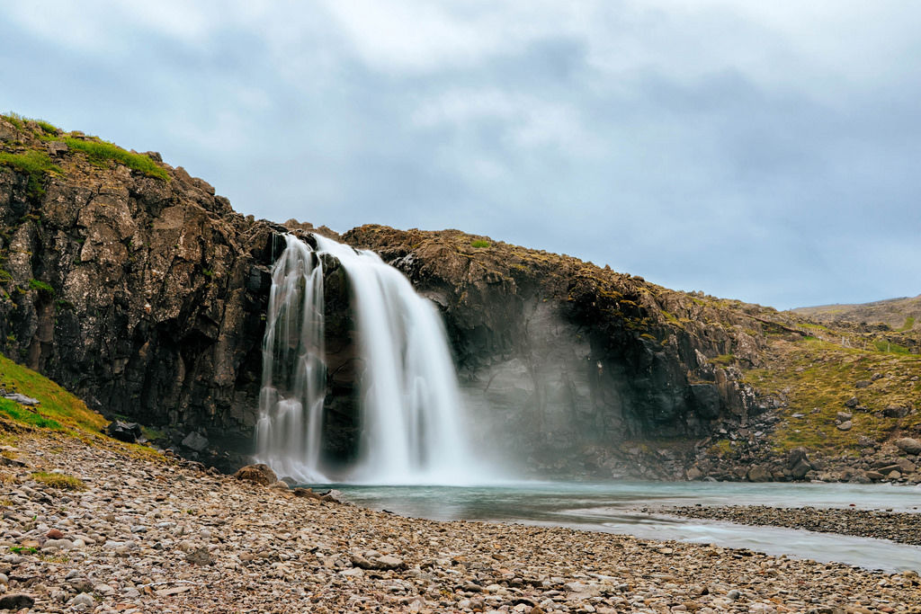 Small Icelandic waterfall / Kleine isländische Wasserfall