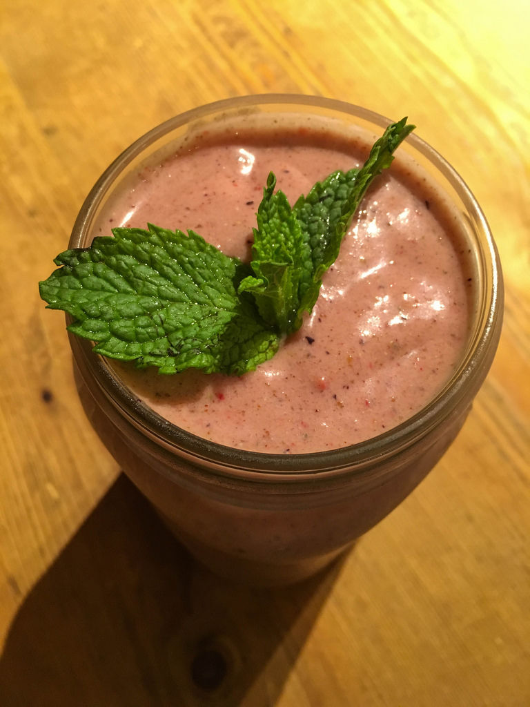 Smoothie Almond Buttery Berry: Berries, Banan, Chia Seeds - Creative ...