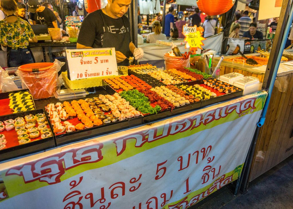 Snacks auf dem Mitternachtsmarkt in Bangkok - lokale Spezialitäten