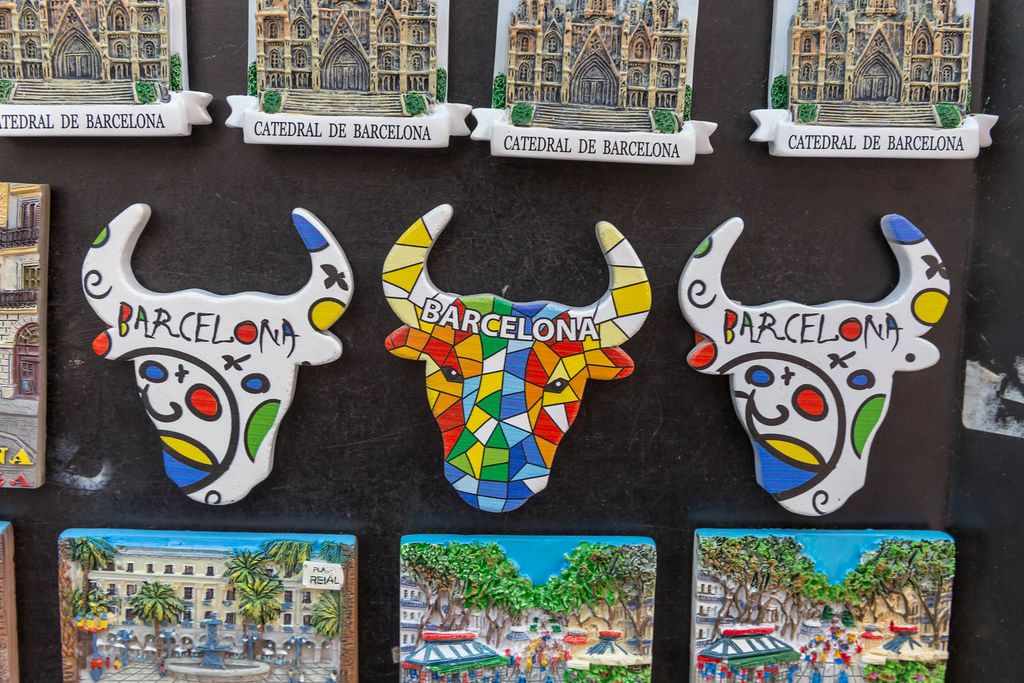 Souvenirverkauf mit Bilder der Sehenswürdigkeiten von Barcelona (Spanien) und bunte Stiermotive