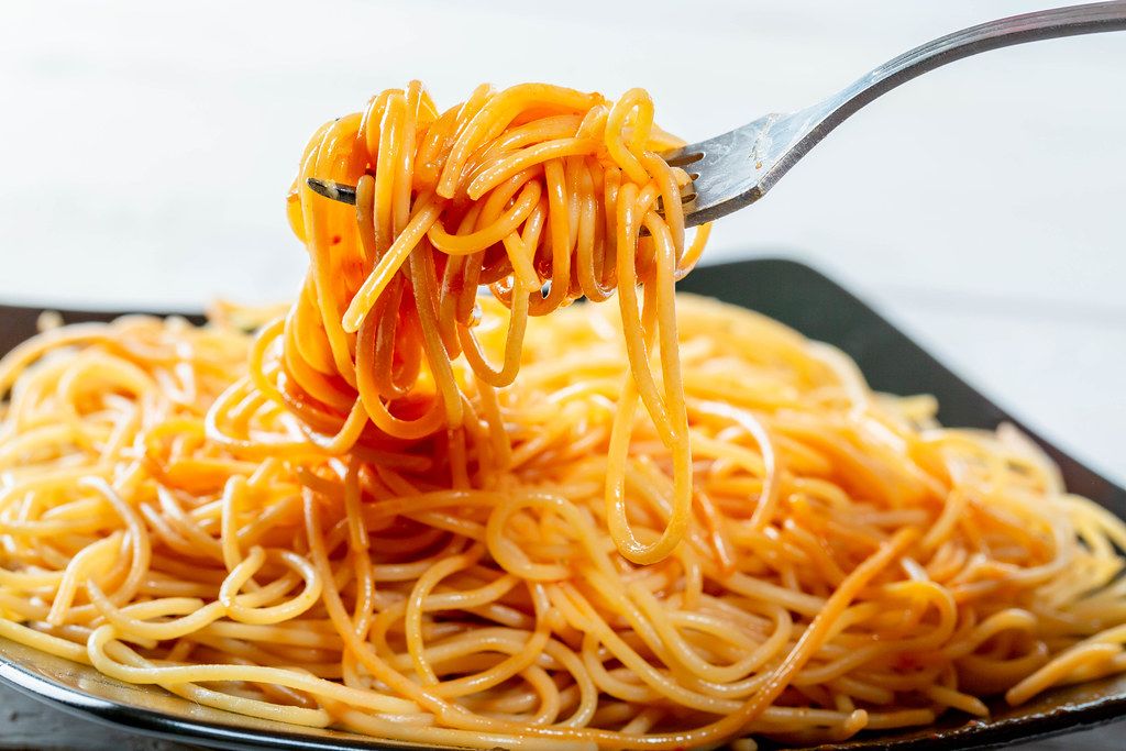 Spaghetti auf einer Gabel aufgedreht in der Nahaufnahme