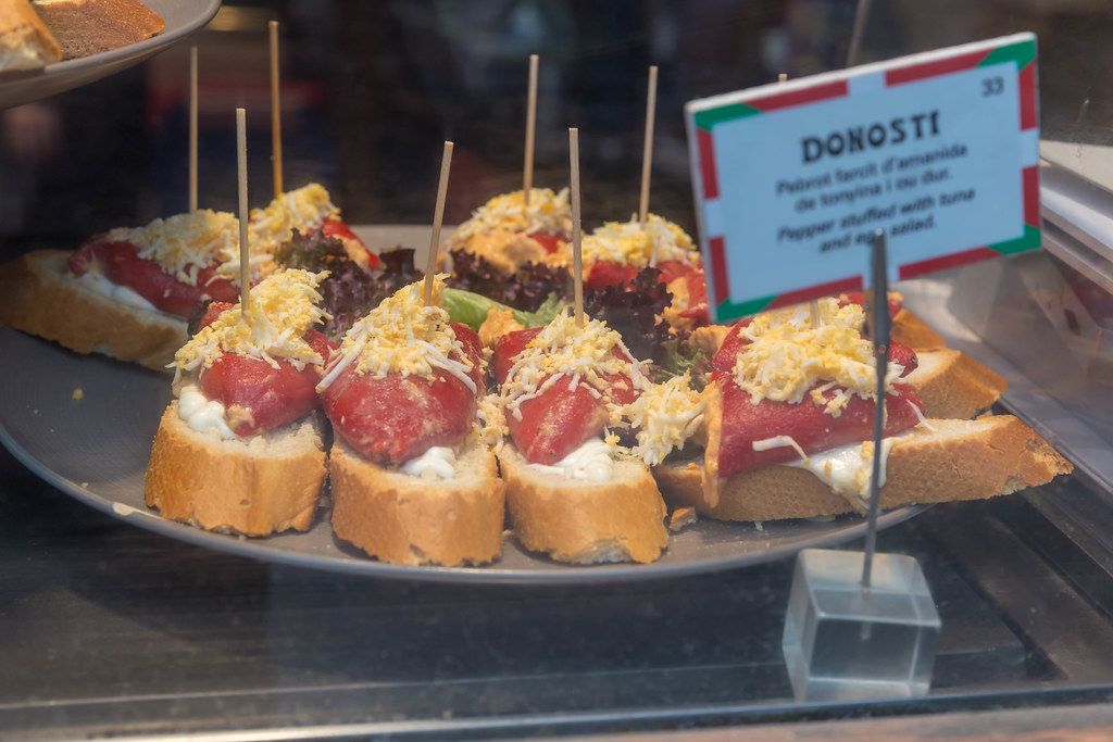 Spanische Donosti in Barcelona- Baguettescheiben mit roten Paprika, gefüllt mit Thunfisch und Eiersalat