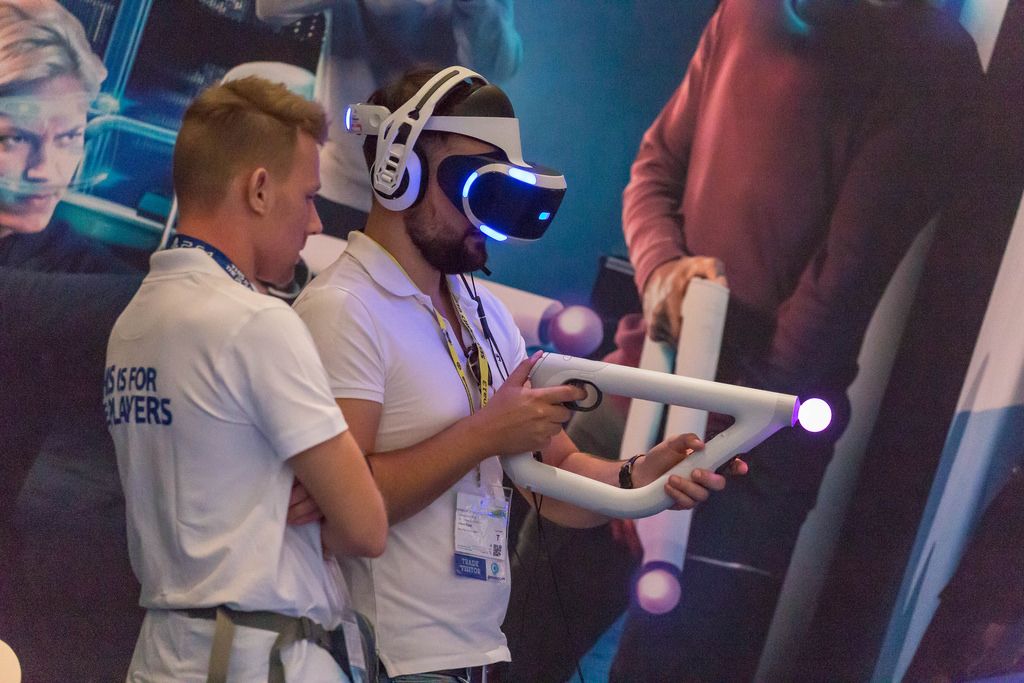 Spieler mit PlayStation VR Headset und Aim Controller