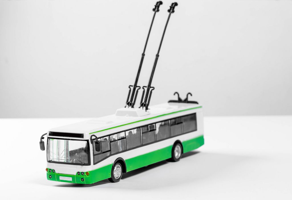 Spielzeugplastikmodell eines Oberleitungsbusses