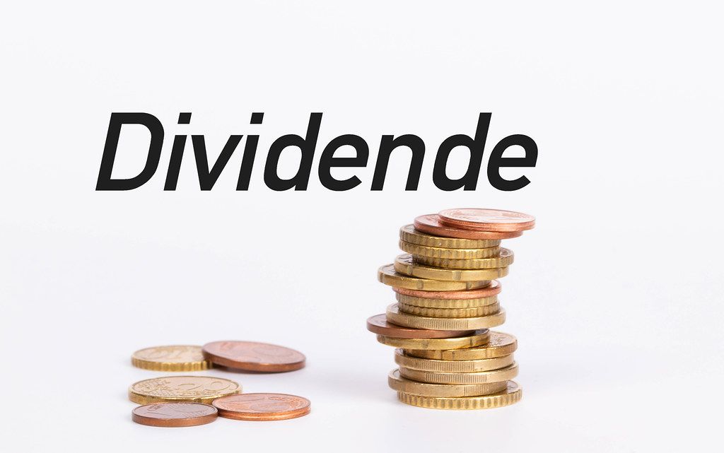 Stack of coins with text Dividende