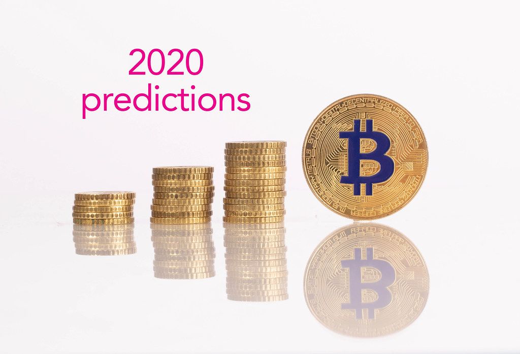 Stapel aus Goldmünzen mit goldener Bitcoin-Münze und 2020 Prognose- Text
