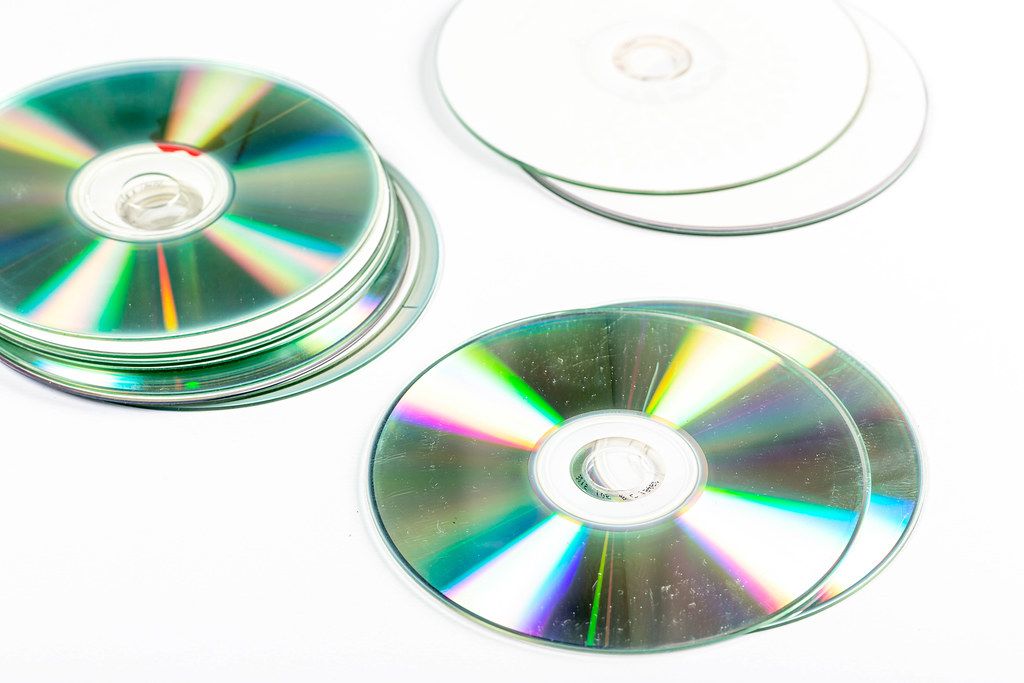 Stapel von CDs auf weißem Hintergrund