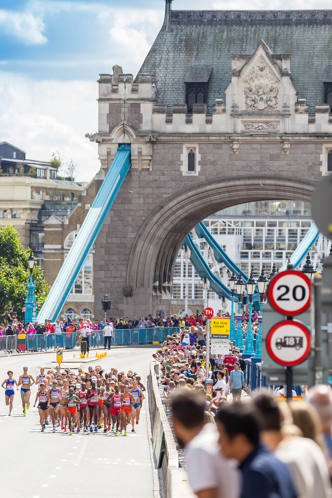 Start des Marathons der Frauen von der Tower Bridge in London bei der Leichtathletik-WM