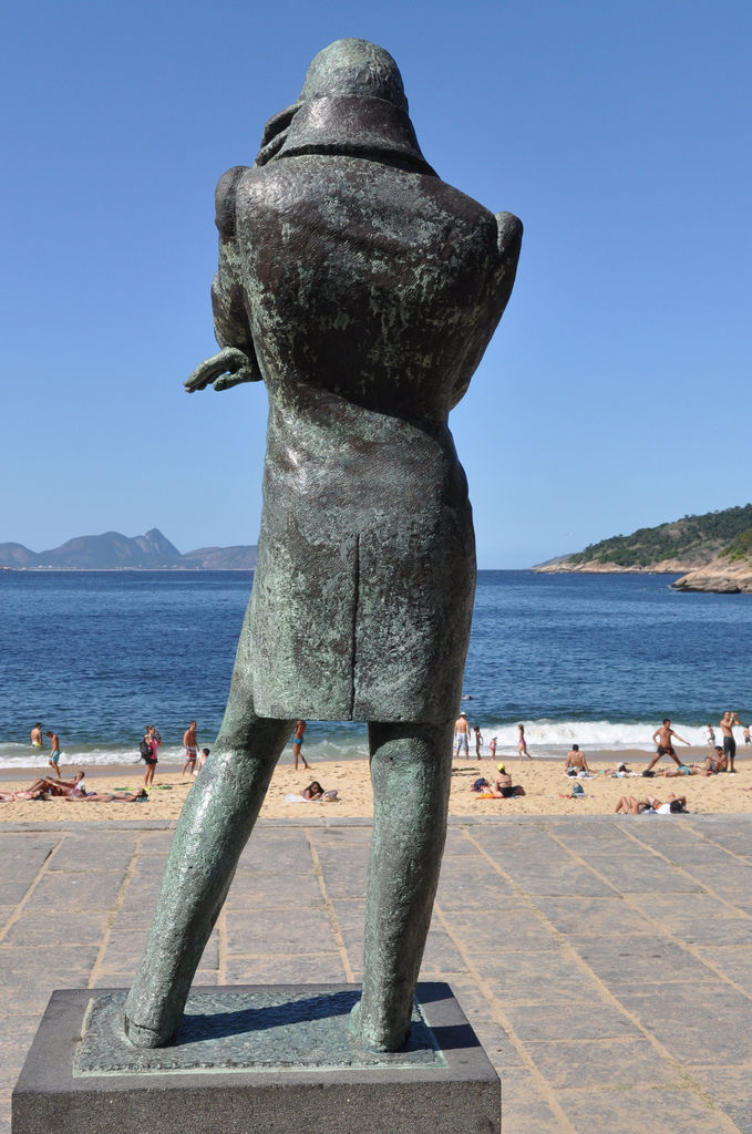 Statue am Vermelha-Strand in Rio de Janeiro