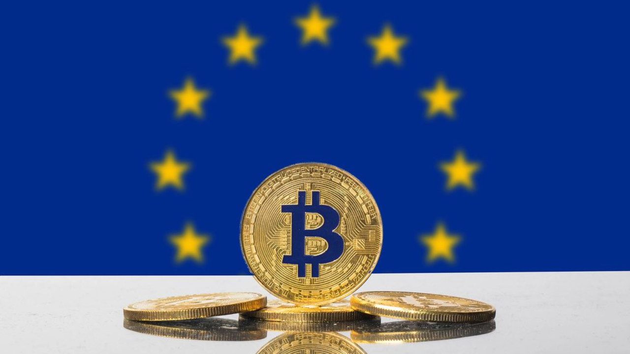 Stehender Goldener Bitcoin Eingefasst Von Den Sternen Auf Der Flagge Der Europaischen Union Eu Creative Commons Bilder