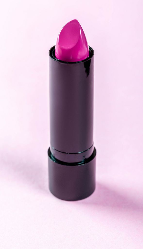 Stehender, unbenutzter Lippenstift in pink vor rosarotem Hintergrund