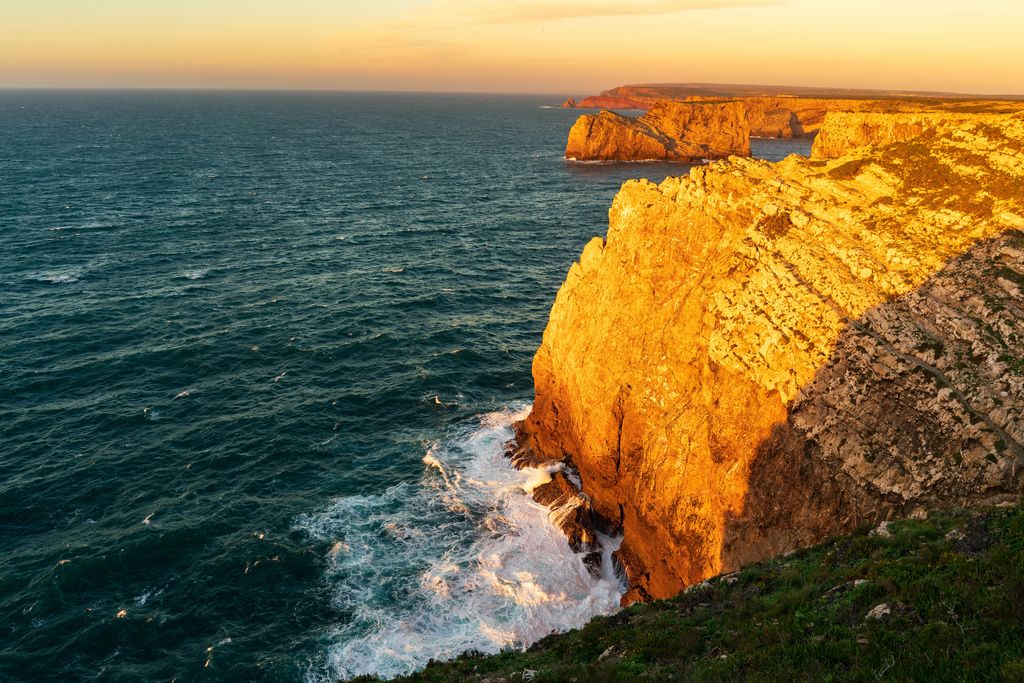 Steile Klippen am Meer an äußerster Ecke Europas bei Cabo de Sao Vicente in Portugal