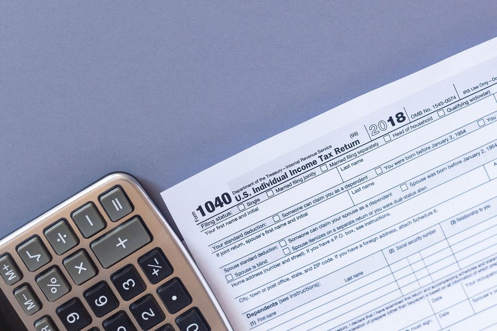 Steuerformular 1040 und ein Taschenrechner. US-Steuerformular