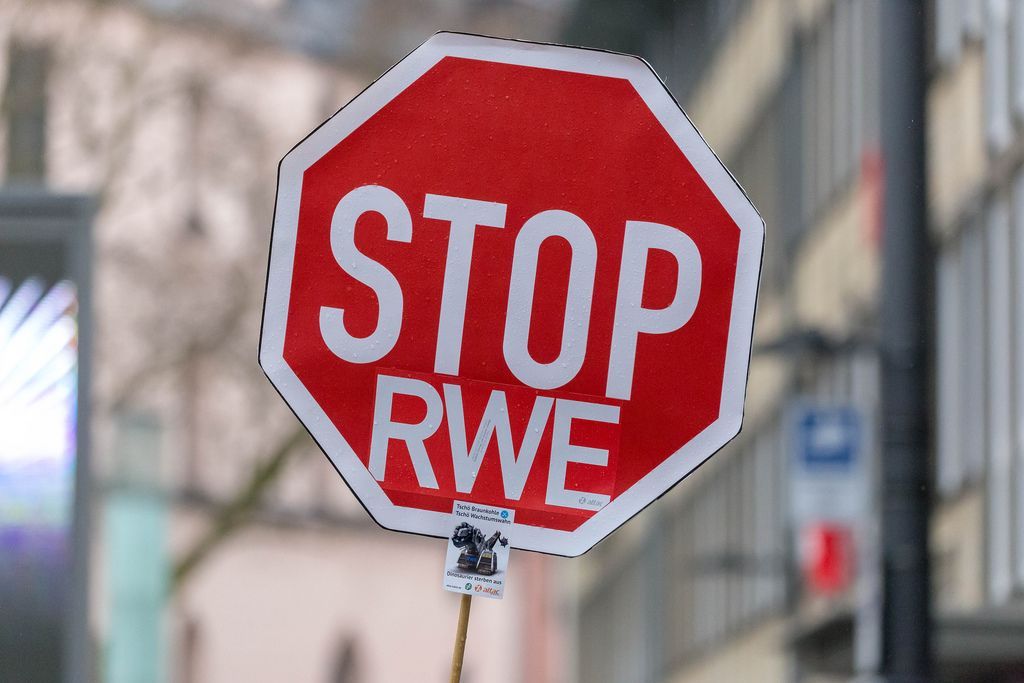 STOP-Verkehrszeichen ergänzt durch RWE als Protest gegen Braunkohle