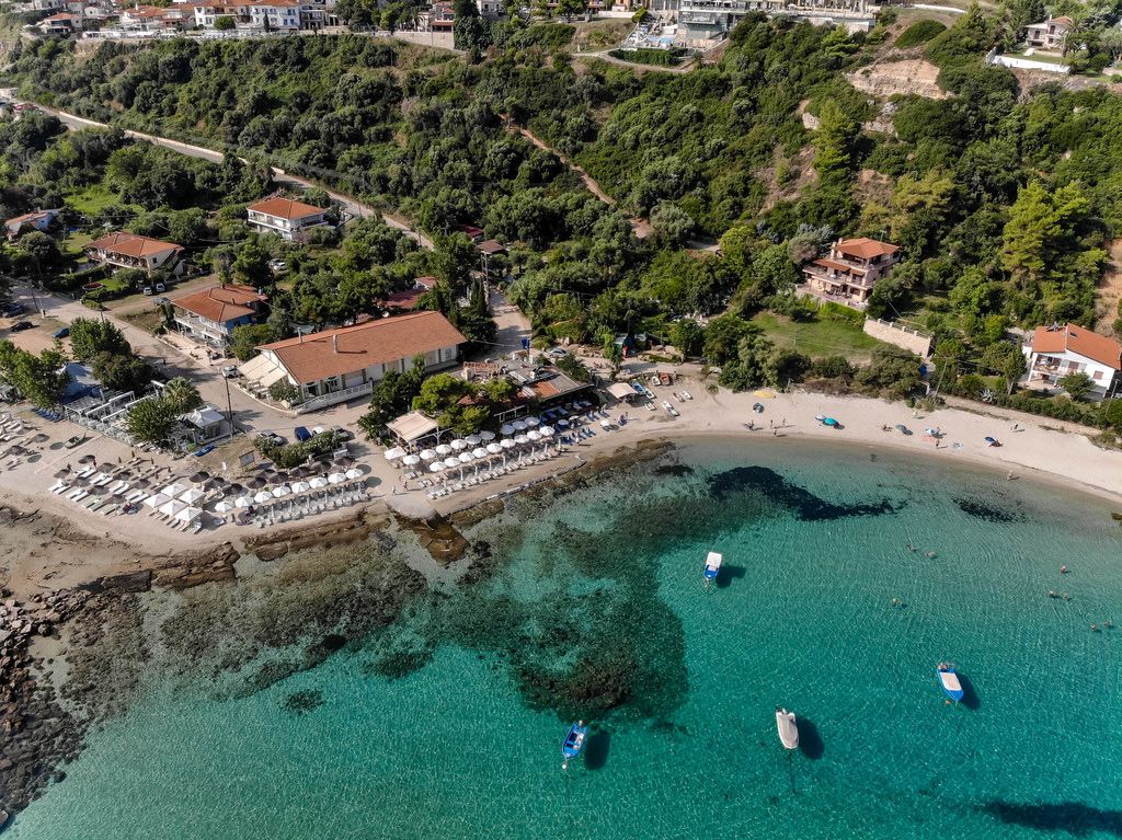 Strand und Umgebung in Afitos, Griechenland