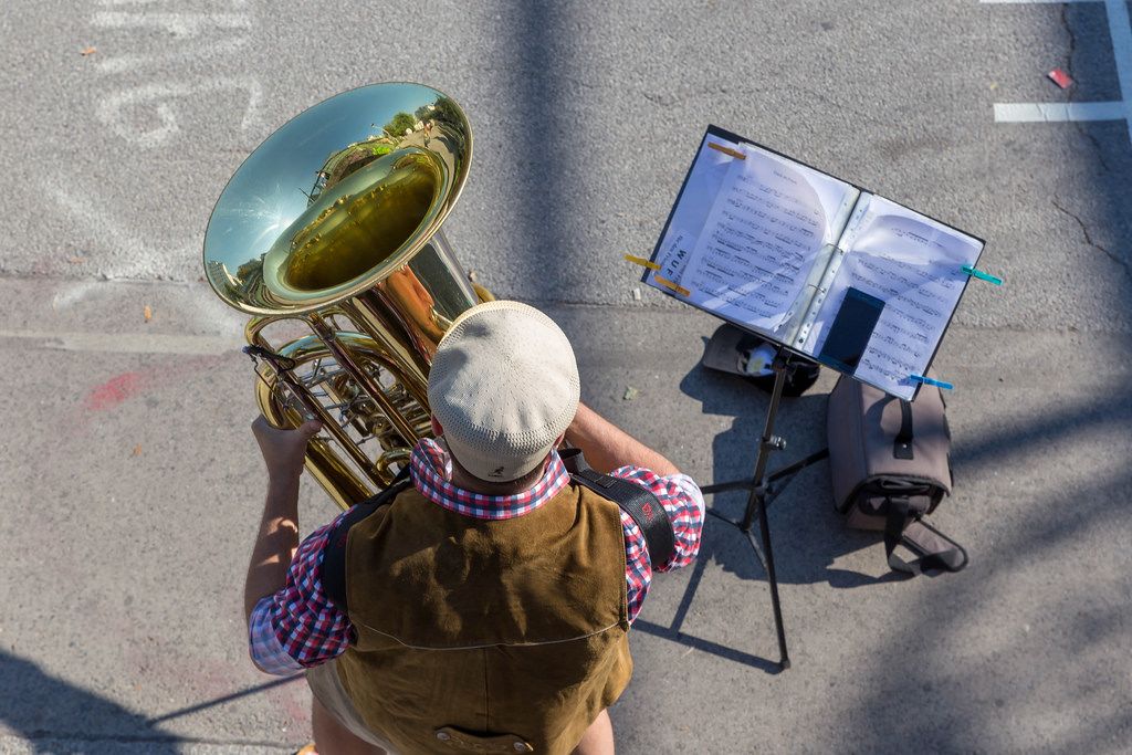 Straßenmusiker spielt Tuba beim Stephansdom in Wien